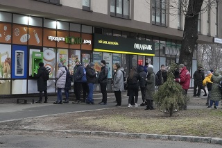  Ľudia čakajú pred bankomatom, aby si vybrali peniaze v Kyjeve vo štvrtok 24. februára 2022. Ruský prezident Vladimir Putin vo štvrtok oznámil, že rozhodol o uskutočnení špeciálnej vojenskej operácie vo východnej časti Ukrajiny. 