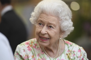 Kráľovná Alžbeta II. hostila na večernej recepcii lídrov G7 a ich manželky