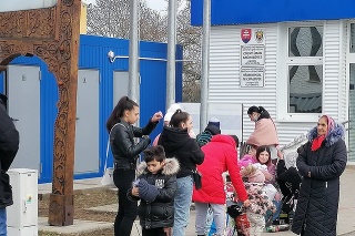 Na snímke ženy s deťmi prichádzajúce na Slovensko z Ukrajiny na slovenskej strane hraničného priechodu pre peších v obci Veľké Slemence.