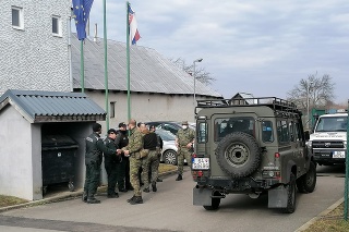 Na snímke vojaci, ktorí prišli posilniť hliadky polície na hraničnom priechode pre peších vo Veľkých Slemenciachv obci Veľké Slemence.
