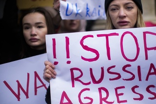 Demonštranti s transparentami počas protestu pred ruským konzulátom v Istanbule.