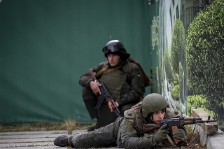 Ukrajinskí vojaci bránia svoje hlavné mesto.
