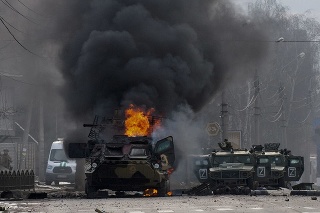 Vojenské vozidlo horí po bojoch 27. februára 2022 v Charkove.