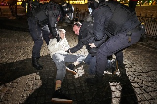 Polícia v ruskom Petrohrade zadržala demonštrantov počas akcie proti ruskej invázii na Ukrajinu v pondelok 28. februára 2022.