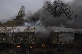 Dym stúpa zo základne protivzdušnej obrany po ruskom útoku v Mariupole v Doneckej oblasti na juhovýchode Ukrajiny.
