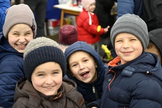 Deti z Ukrajiny v záchytnom stanovom tábore na slovenskej strane na hraničnom priechode vo Vyšnom Nemeckom