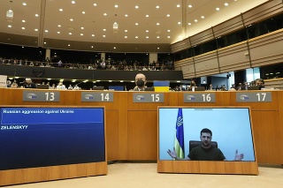 Ukrajinský prezident Volodymyr Zelenskyj, ktorý sa pripojil prostredníctvom internetu, reční počas mimoriadneho zasadnutia Európskeho parlamentu v Bruseli.