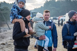 Utečenci museli prejsť k poľskej hranici pešo, keďže čakanie na vozidlá, ktoré prekročia hranicu, bude podľa odhadov trvať niekoľko dní.