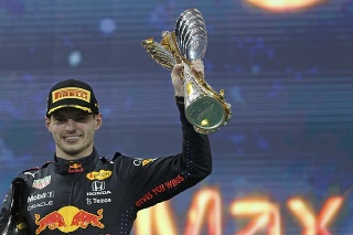 Na snímke holandský pilot formuly 1 Holanďan Max Verstappen z tímu Red Bull oslavuje víťazstvo v rozhodujúcich pretekoch sezóny 2021 na Veľkej cene Abú Zabí.