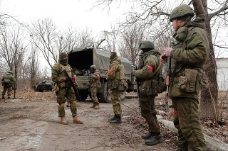 Fotografia urobená 1. marca 2022 zobrazuje ozbrojený personál v Donecku.
