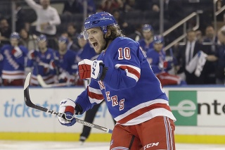 Hokejista New Yorku Rangers Artemij Panarin sa teší po strelení gólu v zápase zámorskej hokejovej NHL