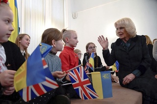 Britská vojvodkyňa Camilla z Cornwallu sa rozpráva s britskými ukrajinskými školákmi počas návštevy ukrajinskej katolíckej katedrály v Londýne.