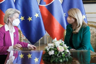 Zľava: Predsedníčka Európskej komisie (EK) Ursula von der Leyen a prezidentka SR Zuzana Čaputová počas prijatia prezidentkou SR v Prezidentskom paláci pri príležitosti návštevy predsedníčky EK na Slovensku. 
