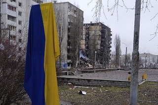 V blízkosti poškodených bytových domov v rezidenčnej štvrti Borodyanka na okraji Kyjeva visí ukrajinská vlajka.
