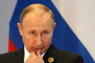 Vladimir Putin v telefonáte francúzskemu prezidentovi povedal, že vo vojne bude pokračovať.