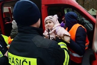 Hasiči, vojaci a dobrovoľníci pomáhajú na hraniciach utečencom z Ukrajiny.