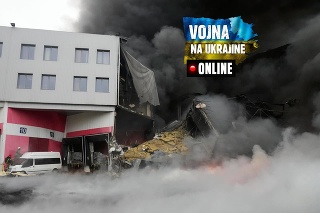 Na snímke hasiči hasia požiar v logistickom centre po ostreľovaní v Kyjeve 3. marca 2022.