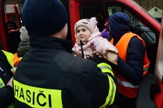 Hasiči, vojaci a dobrovoľníci pomáhajú na hraniciach utečencom z Ukrajiny.