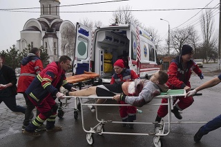 Záchranári presúvajú raneného muža na nosidlách, zraneného pri ostreľovaní v obytnej štvrti, v pôrodnici prerobenej na lekárske oddelenie a používanom ako úkryt pred bombami v Mariupole.
