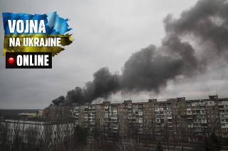 Stúpajúci dym v meste Mariupoľ po ruskom ostreľovaní. 