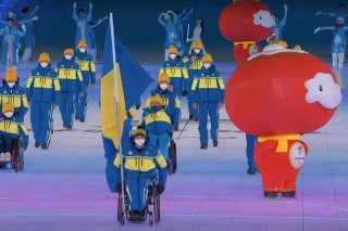 Na snímke ukrajinskí paralympionici počas úvodného ceremoniálu v Pekingu. 