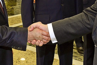Prvé podanie rúk Porošenka s Putinom.