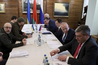 Predstavitelia Ukrajiny a Ruska počas 2. kola mierových rokovaní.