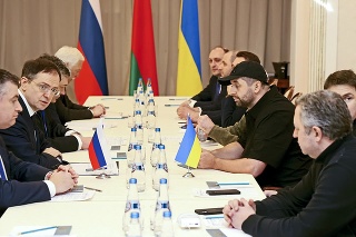 Denis Kirejev (na foto vzadu pri ukrajinskej vlajke) bol na mierových rokovaniach s Rusmi. 