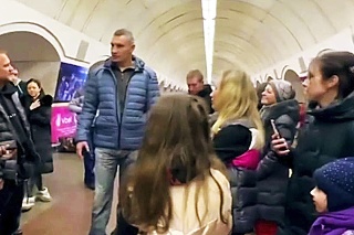 V METRE: Vitalij i Vladimir denne navštevujú ľudí, ktorí sa ukrývajú v kyjevskom metre.