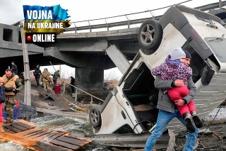 Ľudia prechádzajú improvizovanou cestou popod zničený most pri úteku z mesta Irpin neďaleko Kyjeva. Foto zo 7. marca 2022.