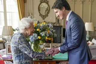 Kráľovná Alžbeta II. na stretnutí s kanadským premiérom Justinom Trudeauom.