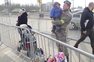 Slovenskí vojaci nosia na rukách ukrajinské deti.