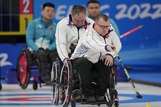 Slovenský reprezentanti v curlingu na vozíku Peter Zaťko počas zápasu proti Číne.