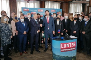 Na snímke súčasný predseda Banskobystrického samosprávneho kraja (BBSK) Ján Lunter (uprostred vľavo), jeho syn a terajší podpredseda BBSK Ondrej Lunter.