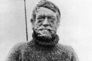 Ernest Shackleton žil v rokoch 1874 - 1922.