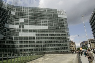 Budovu Európskej komisie v Bruseli museli evakuovať kvôli požiaru. 