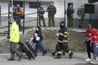 Na snímke vojnoví utečenci z Ukrajiny na hraničnom priechode Ubľa-Malyj Bereznyj.