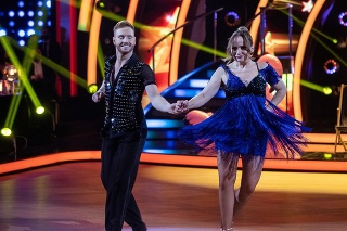 Zuzana Kubovčíková Šebová ukázala tanečné pohyby v pestrých modrých šatách. 
