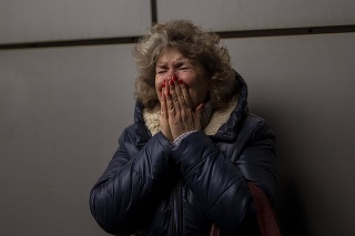 Žena plače, keď sa lúči so svojou dcérou a vnukom vo vlaku do Ľvova na stanici Kyjev, Ukrajina, štvrtok 3. marca 2022.