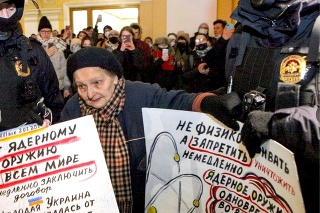 Jelena Osipova si priniesla dva plagáty. Polícia ju s nimi odviedla
