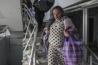 Zničujúci útok na nemocnicu v ukrajinskom meste Mariupol.