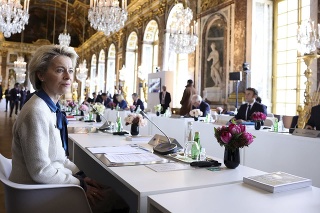 Predsedníčka Európskej komisie Ursula von der Leyenová počas druhého dňa neformálneho summitu EÚ na zámku Versailles, kde európski lídri diskutujú o situácii na Ukrajine.