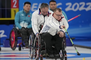 Slovenský reprezentanti v curlingu na vozíku Peter Zaťko počas zápasu proti Číne.