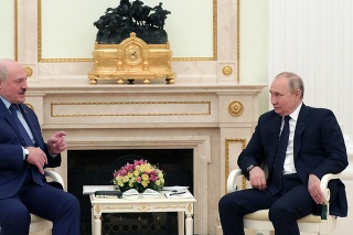 Ruský prezident Vladimir Putin (vpravo) a bieloruský prezident Alexander Lukašenko sa odfotili počas stretnutia v Moskve