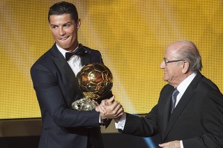 Portugalčan Cristiano Ronaldo z Realu Madrid preberá z rúk prezidenta Medzinárodnej futbalovej federácie (FIFA) Josepha Blattera Zlatú loptu pre najlepšieho futbalistu pre rok 2014.