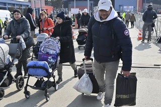 Každý deň na Slovensko dorazí okolo 12-tisíc nových ľudí hľadajúcich útočisko.