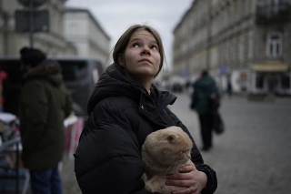 Julia, ktorá utiekla z Ukrajiny, sa hrá so svojím kocúrom Gabrielom na vlakovej stanici v poľskom meste Przemysl 8. marca 2022.