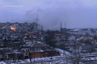 Agentúra AP natočila ruský tank strieľajúci na obytný blok v Mariupole