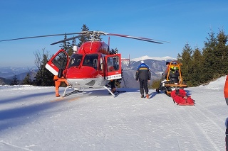 Vrtuľník pomáhal turistke, ktorá spadla z vrchu Grúň.