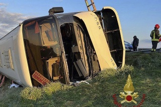 Na snímke autobus, ktorý havaroval na diaľnici neďaleko mesta Forli na severe Talianska v skorých ranných hodinách v nedeľu 13. marca 2022.